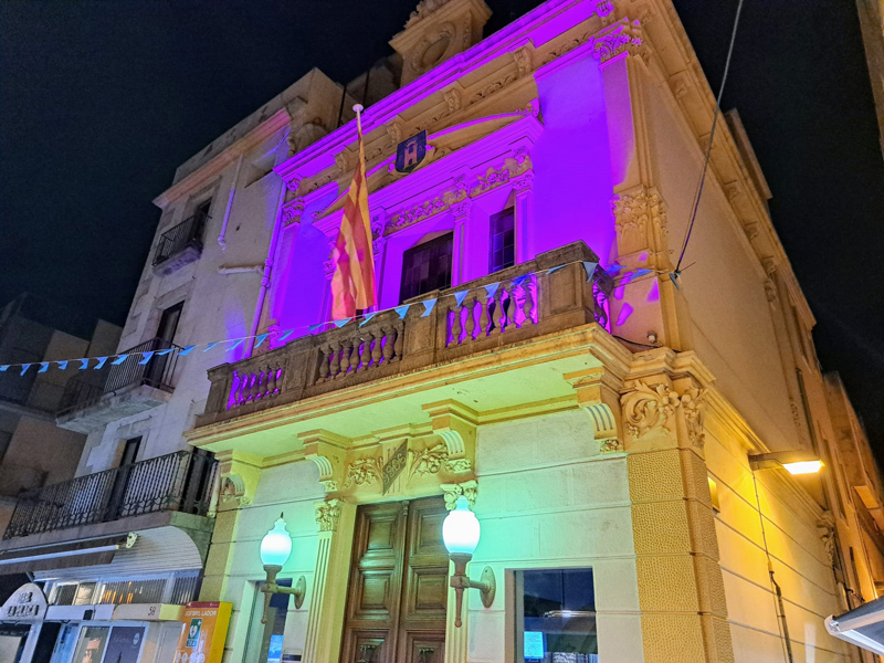 L'Ajuntament il·luminat de color fúcsia pel Dia Mundial de la Síndrome de Turner. (Foto: Ajuntament de Palamós).