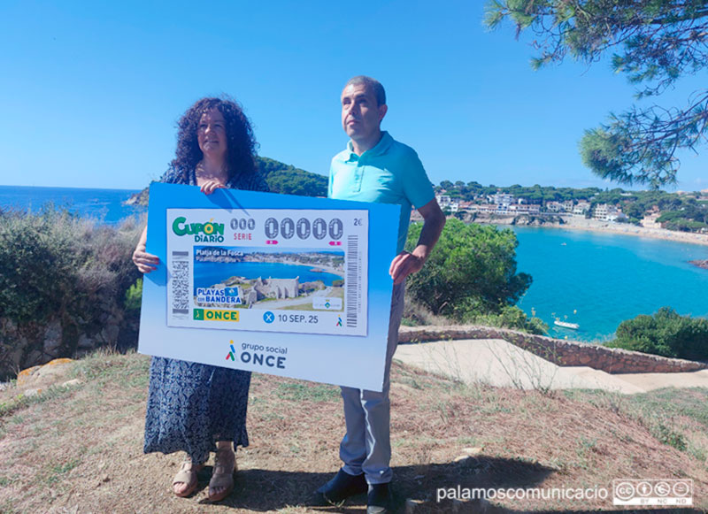 Raquel Gallego i Fran Rodríguez, amb una imatge emmarcada d'aquest cupó dedicat a la Fosca.