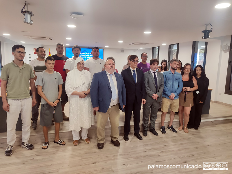 L'alcalde Jordi Soler i el president Illa amb els adjudicataris dels pisos.