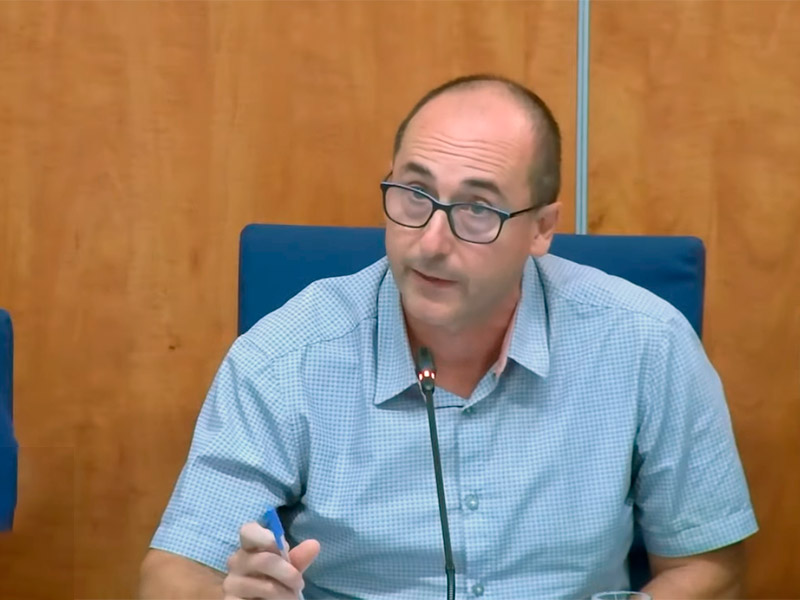 Lluís Puig durant la seva intervenció en el Ple d'ahir dimarts. (Foto: Ajuntament de Palamós).