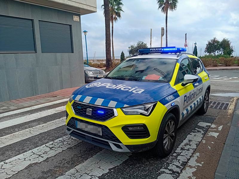 Un vehicle policial al lloc on hi va haver un accident entre un vehicle i un patinet, aquest passat dissabte. (Foto: Arnau Salvador Plaja).