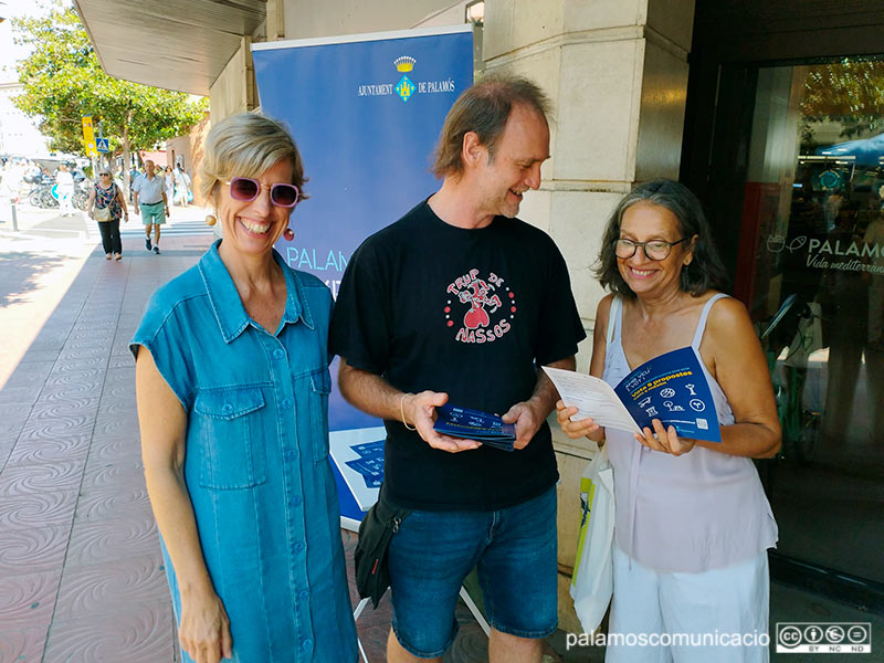 La regidora de Participació Ciutadana i el tècnic de l'àrea, fent difusió del procés participatiu al Mercat Municipal, aquest matí.