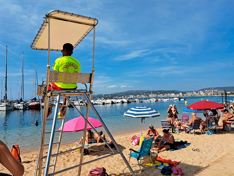 Punt de socorrisme a la platja Gran de Palamós. (Foto: Ajuntament de Palamós).