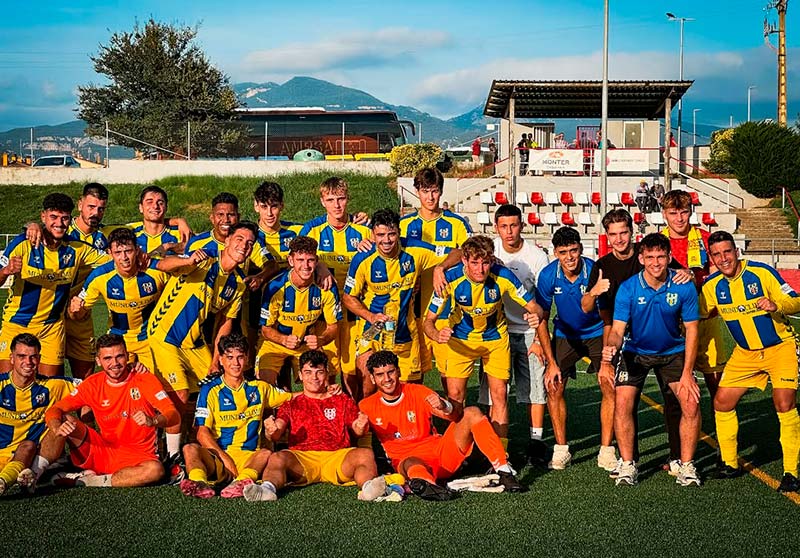 Plantilla i tècnics del Palamós celebren la primera victòria de la temporada, aquest passat dissabte. (Foto: Palamós CF - Laura Heras).