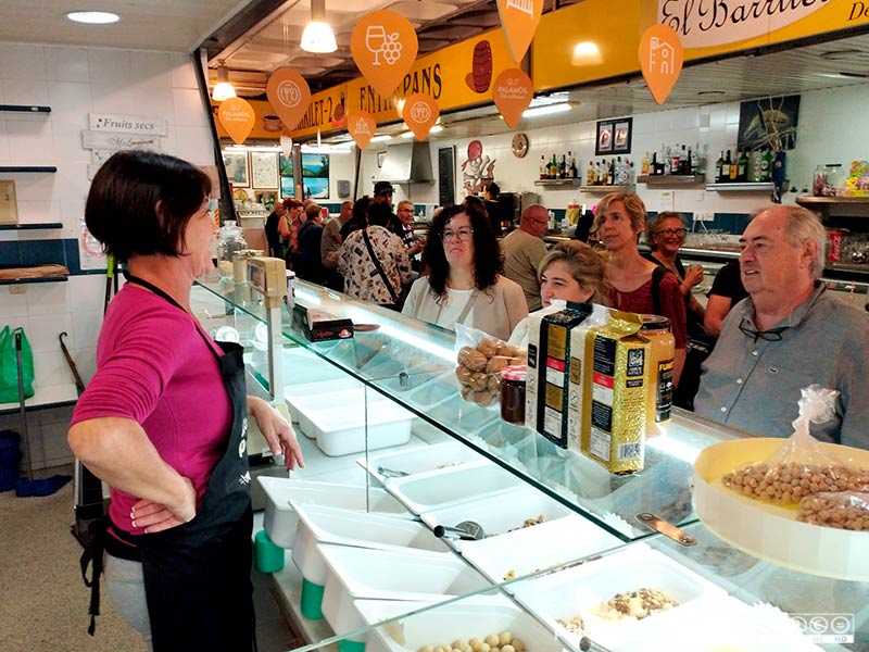 L'alcaldessa i regidors de l'Ajuntament, visitant avui el Mercat Municipal en el darrer dia de funcionament abans d'iniciar les obres.