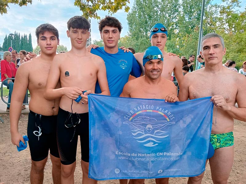 Nedadors del CN Palamós a la Travessia de l'Estany de Banyoles. (Foto: CN Palamós).