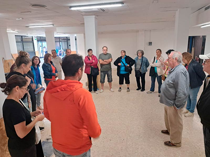 El regidor de Mercats de l'Ajuntament, Antoni Bachller, amb els paradistes, avui al local d''El Provisional'. (Foto: (Ajuntament de Palamós).