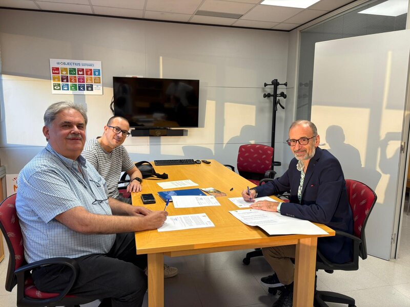 Signatura del conveni entre el CFS Vall-llobrega i el SERME. (Foto: SSIBE).
