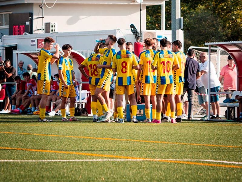 Els jugadors del Palamós celebrant un dels gols de la passada setmana. (Foto: Palamós CF - Laura Heras).