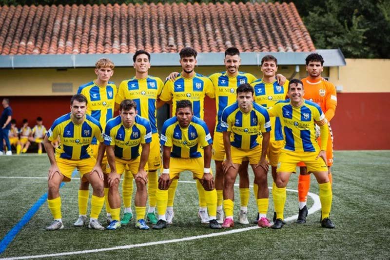 Onze inicial del Palamós en el partit disputat avui davant el Can Gibert. (Foto: Palamós CF - Laura Heras).