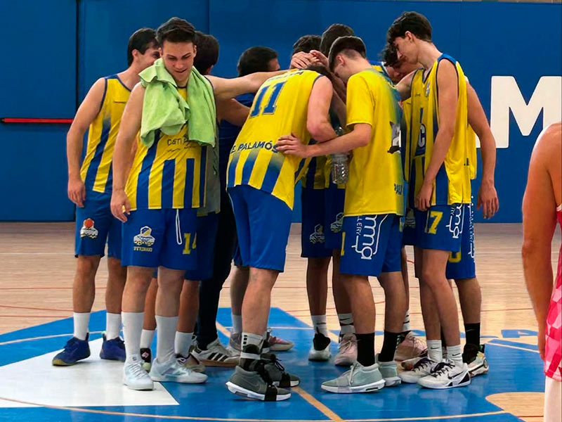 Els jugadors del sènior B del CE Palamós celebrant la victòria davant el CB Hostalric. (Foto: CE Palamós).