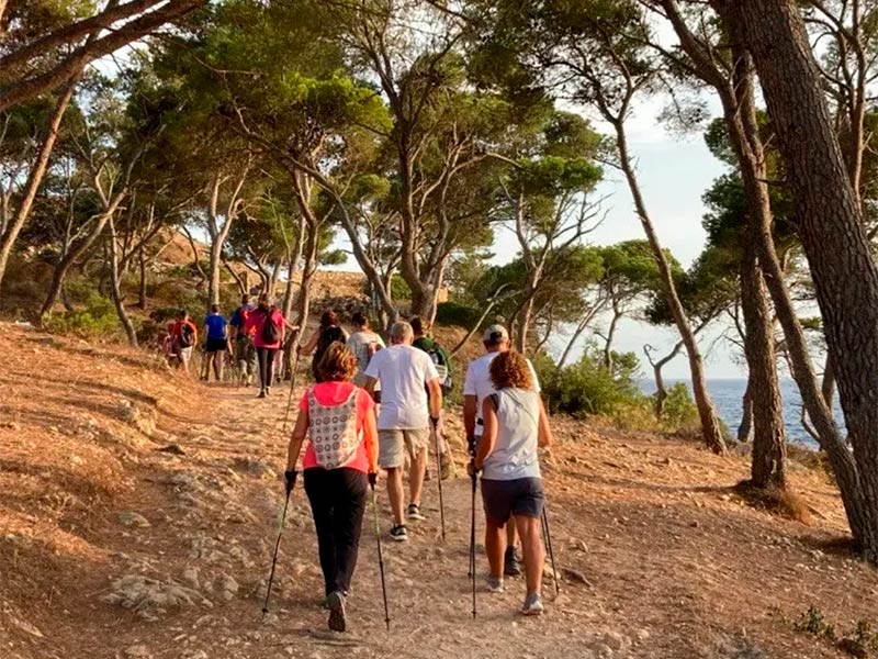 Una de les sortides de marxa nòrdica que s’han dut a terme aquest estiu des del Centre Trail Experience.. (Foto: Ajuntament de Palamós).