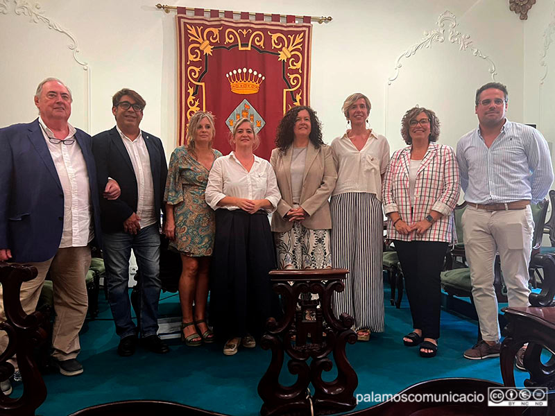 L'equip de govern de Palamós amb els regidors i regidores d'ERC i PSC.