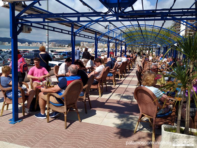 Imatge d'arxiu de turistes en una terrassa del passeig del Mar.