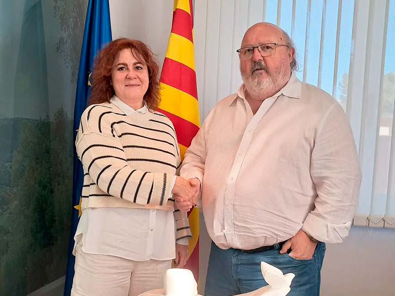La regidora d'Avancem, Almudena Páez, amb l'alcalde de Calonge i Sant Antoni, Jordi Soler. (Foto: Ajuntament de Calonge i Sant Antoni).