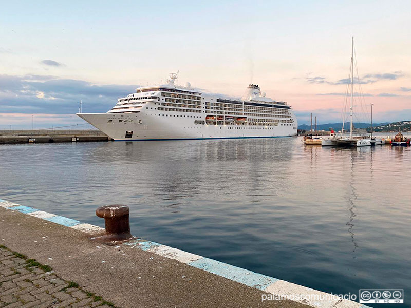 El Seven Seas Mariner, aquest matí al port de Palamós.