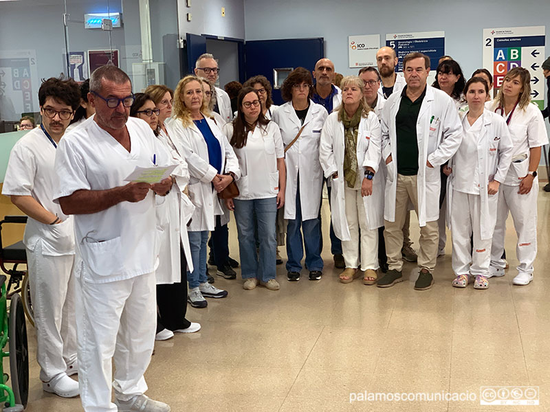 Membres del sindicat Metges de Catalunya de l'hospital de Palamós s'han concentrat aquest matí a l'entrada de l'hospital.