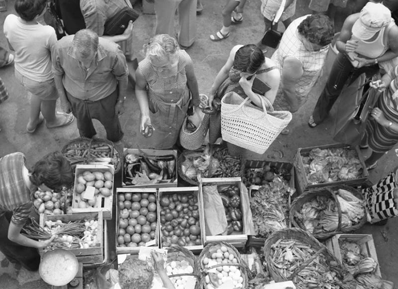 Imatge del Mercat Municipal de Palamós al carrer Major l'any 1977. (Foto: Albert Arbós Villasclaras - Museu de la Pesca).