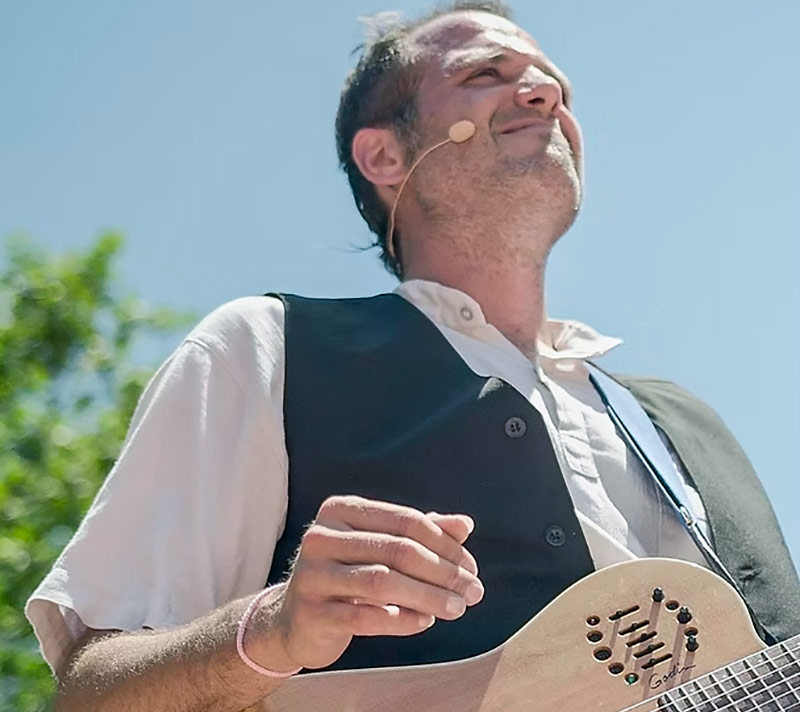 Jaume Ibars actua avui a dos quarts de 6 de la tarda a la Plaça dels Arbres. (Foto: Jaume Ibars).
