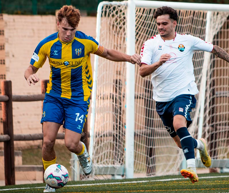 Marc Lloret, disputant una pilota durant el partit del passat dissabte. (Foto: Palamós CF - Laura Heras).