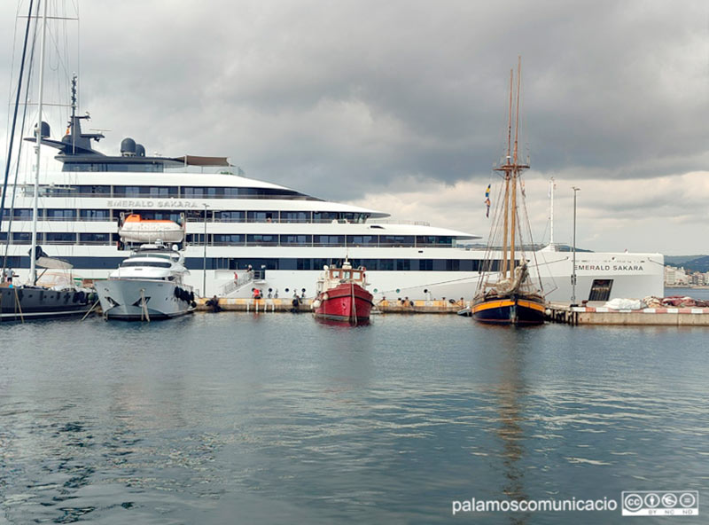 L'Emerald Sakara amarrat al moll de Ponent, protagonitza avui amb el Marella Discovery una doble escala de creuer a Palamós.