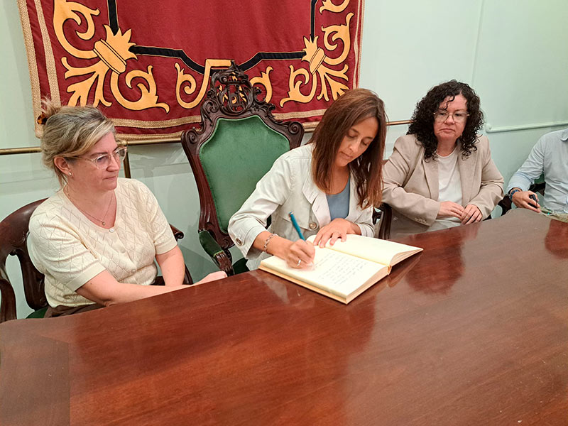 La consellera d'Educació i Formació Professional, Esther Niubó, signant en el Llibre d'Honor de Palamós. (Foto: Ajuntament de Palamós).