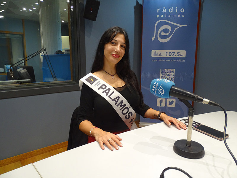 La palamosina Cristina Martí, als estudis de Ràdio Palamós.