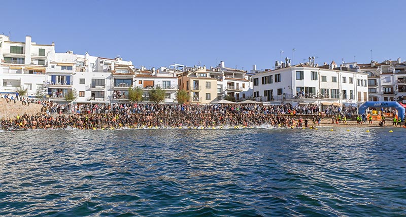 Més de 2.000 nedadors van participar dissabte a la Radikal Ocean52 entre Calella de Palafrugell i Llafranc. (Foto: Radikal Ocean52).