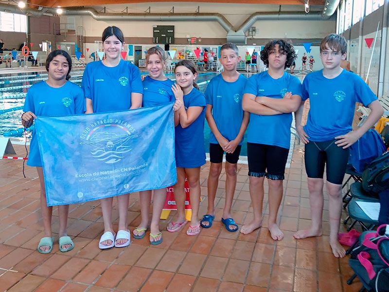 Els nedadors alevins del Club Natació Palamós, aquest passat dissabte a Figueres. (Foto: CN Palamós).