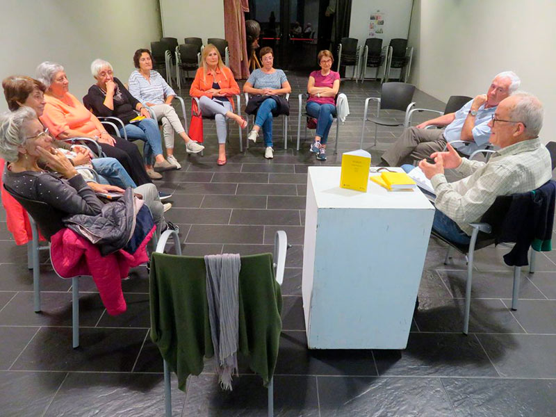 Una sessió de 'Llegir el teatre' a la Biblioteca, en una imatge d'arxiu. (Foto: Biblioteca Lluís Barceló i Bou).