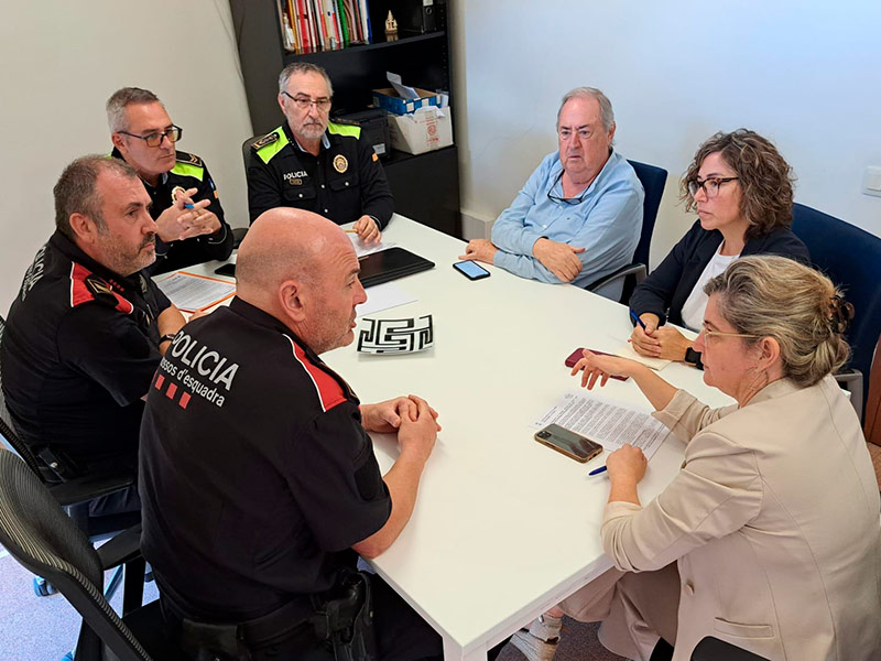 Reunió de seguretat entre l'Ajuntament de Palamós, la Policia Local i els Mossos d'Esquadra. (Foto: Ajuntament de Palamós). 