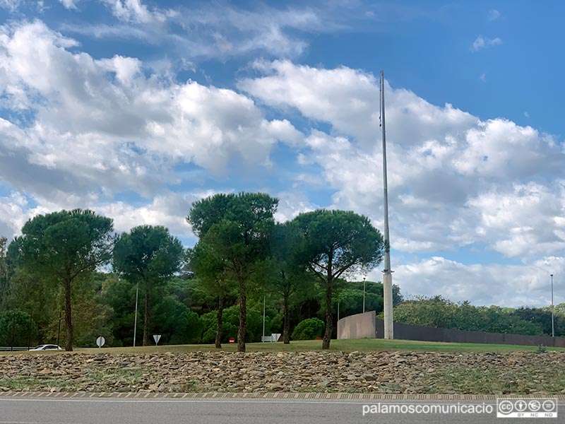 La rotonda del Mas Gorgoll, on onejava l'estelada fins al mes d'agost, ahir a la tarda.
