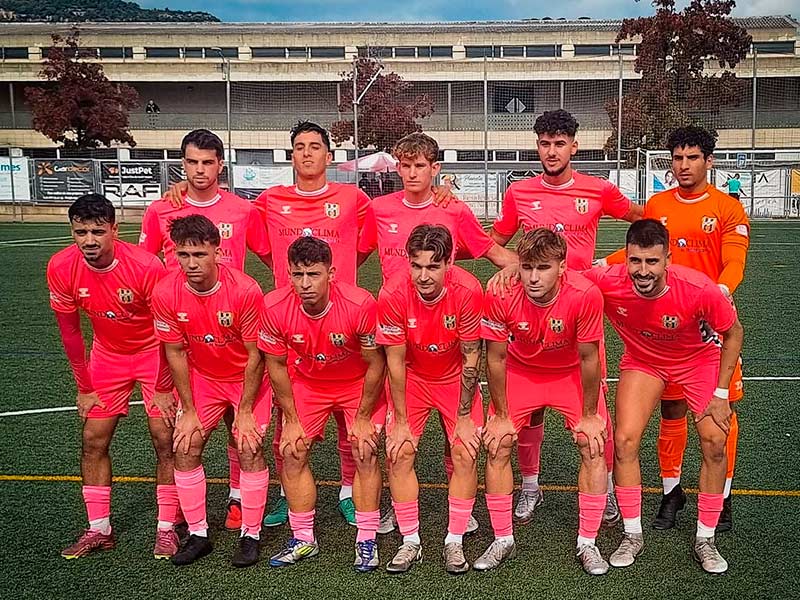 L'onze inicial del Palamós en el partit jugat avui a Cades de Montbuí. (Foto: Palamós CF - Laura Heras).
