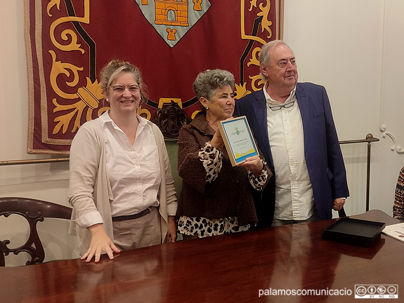 Anna Margarit, vídua d'en Moni, ha rebut una placa commemorativa de mans de l'alcaldessa i el regidor de Promoció Econòmica.