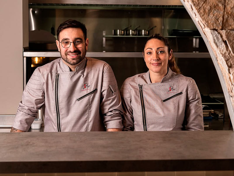 Els cuiners Jeffrey Ruiz i Helena Termes. (Foto: instagram.com/lacortdelmos/).