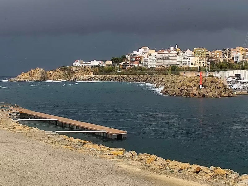 Cel amenaçador sobre el Port Marina, avui a les 11 del matí. (Foto: Méteo Palamós).