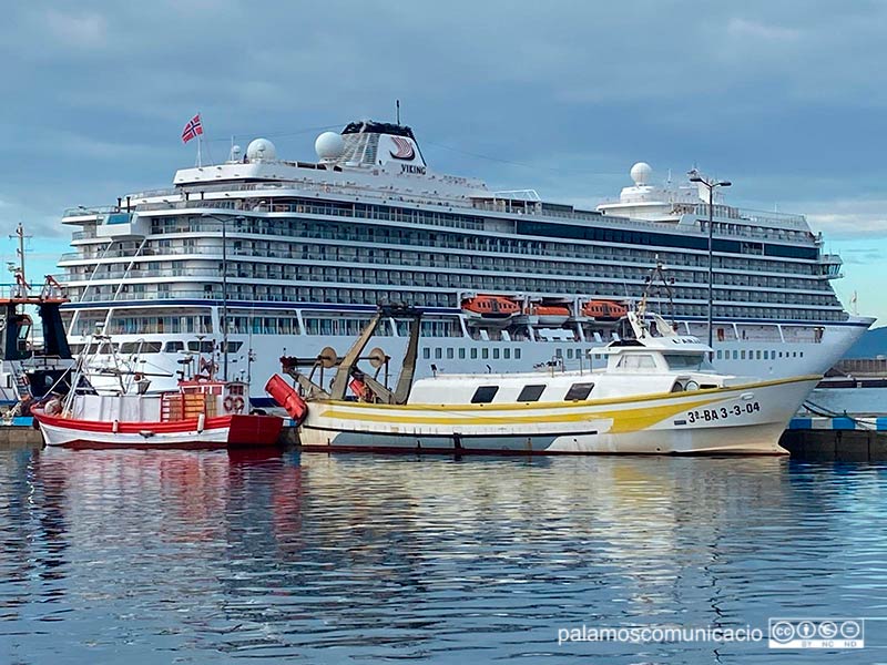 El creuer Viking Jupiter fa avui la seva primera escala al port de Palamós.