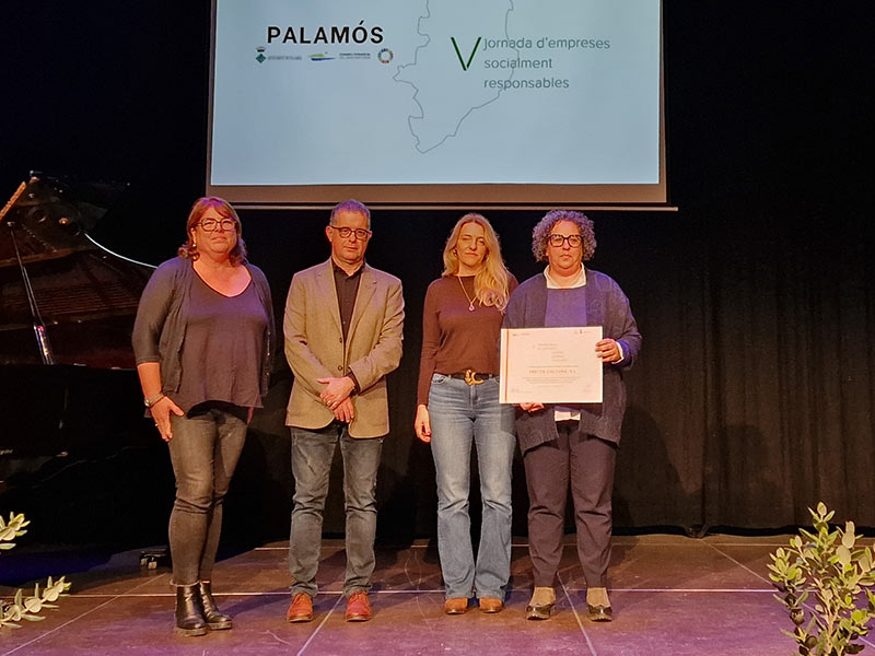 Carmina Ontiveros (Tretze Cultura), a la dreta,, una de les empreses reconeguda com a socialment responsable. (Foto: Consell Comarcal).