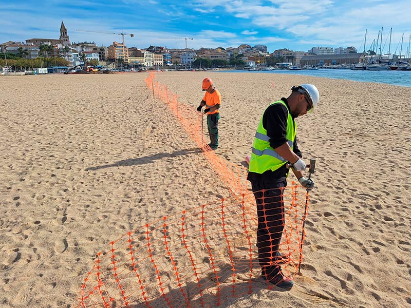 El procés de trasllat de sorra durarà un mes. (Foto: Ajuntament de Palamós).