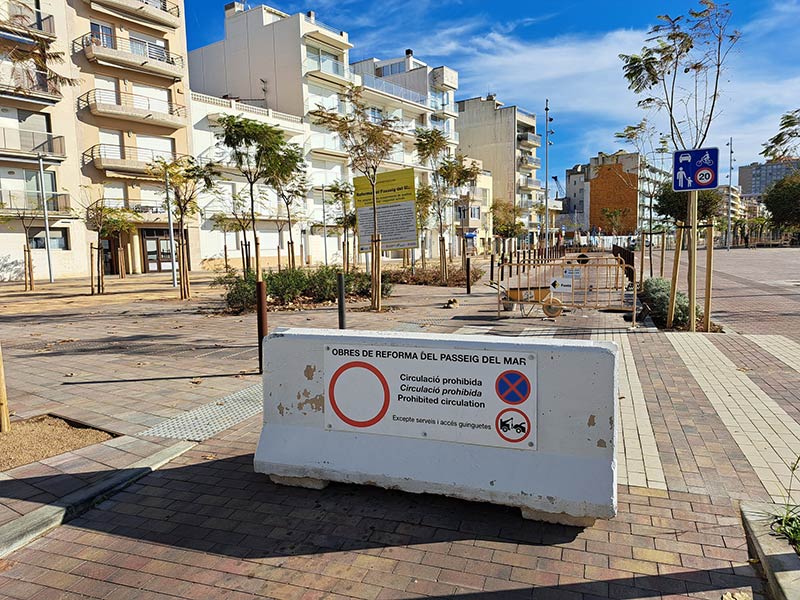 El trànsit de vehicles està tallat al passeig del Mar des del carrer d'Aragó. (Foto: Ajuntament de Palamós).