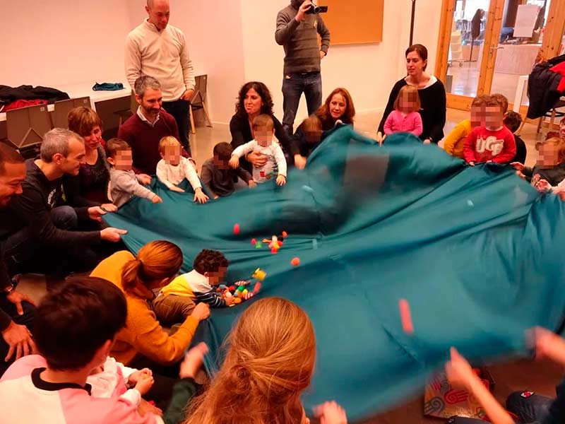 'Els bombers' de la companyia Minimúsics, avui a 'Biblionadons'. (Foto: Ajuntament de Palamós).