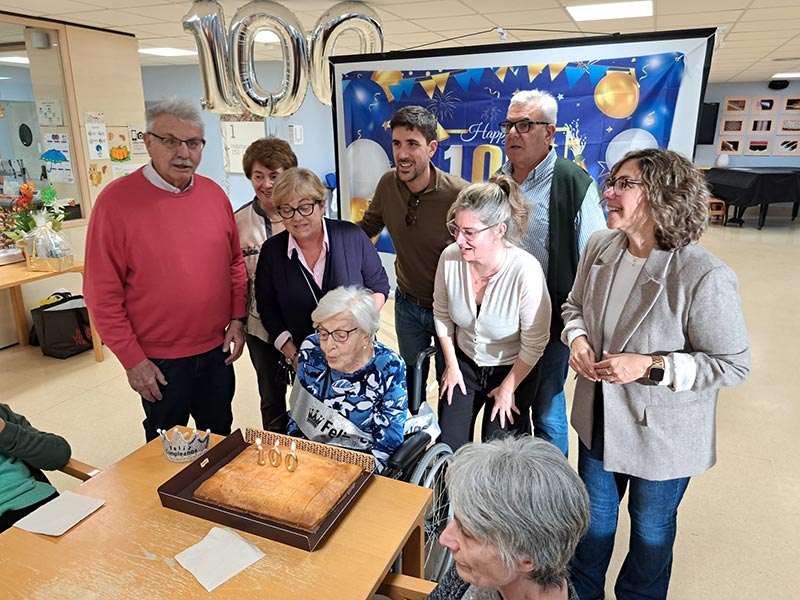 Montserrat Cardó acompanyada de familiars i de l'alcaldessa, Maria Puig, i la regidora de Gent Gran, Yolanda Aguilar. (Foto: Ajuntament de Palamós).