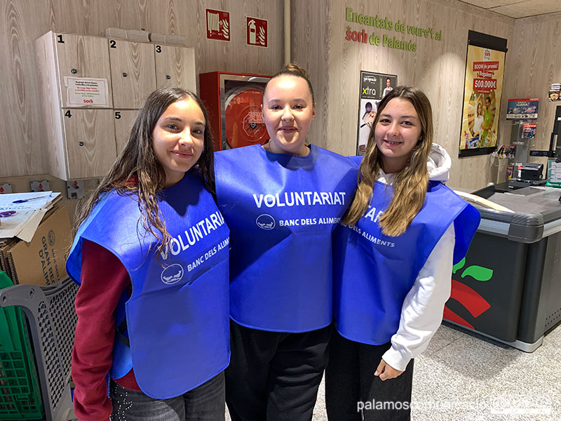 Tres alumnes d'un cicle formatiu de l'IES Palamós fent de voluntàries del Gran Recapte, la setmana passada.
