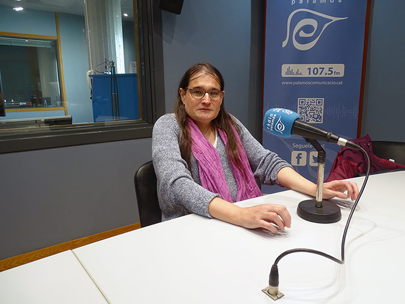 L'activista Laia Cruañas, ahir als estudis de Ràdio Palamós.