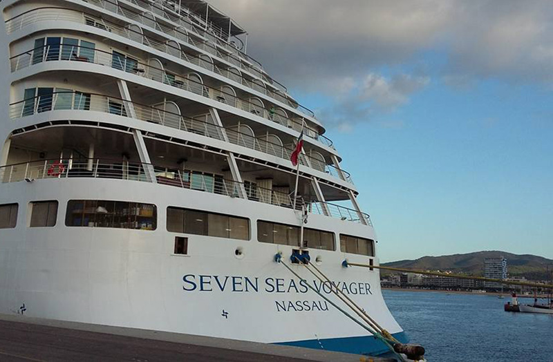 El Seven Seas Voyager amarrat al port de Palamós, en una imatge d'arxiu. (Foto: Turisme Palamós).