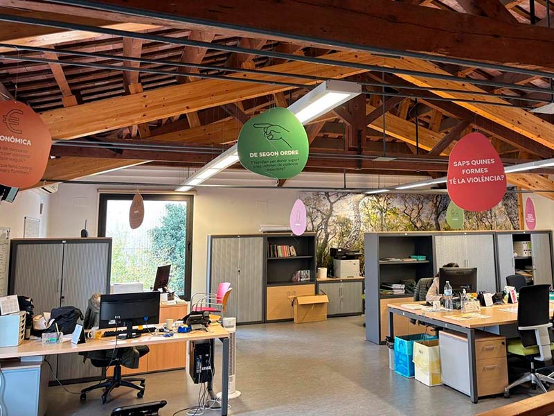 La Comissió d'Igualtat ha dissenyat una exposició que es pot veure en diferents equipaments municipals. (Foto: Ajuntament de Palamós).