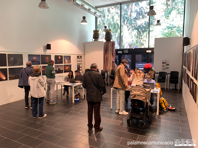 Gent votant a la biblioteca de Palamós, aquest migdia.