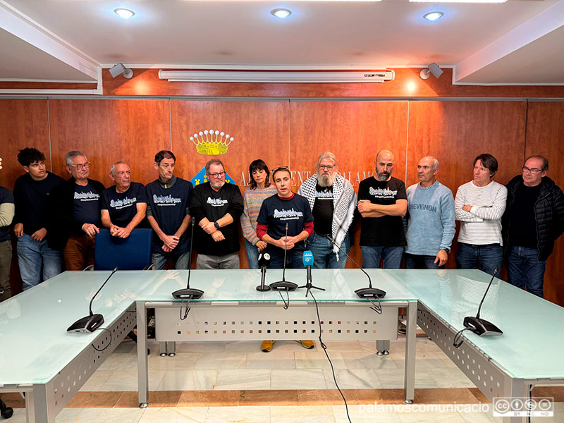 Membres de l'Associació de Veïns de Sant Joan fent la valoració de la consulta després del recompte de vots.