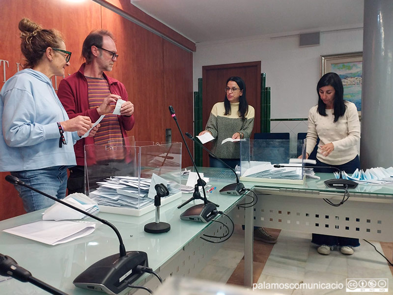 Treballadors de l'Ajuntament fent el recompte de vots de la consulta.