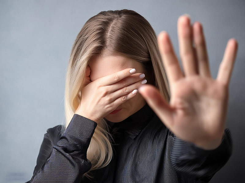 Si ets víctima de violència masclista, truca al 900 900 120 (Foto: Generada per IA - Adobe Firefly).